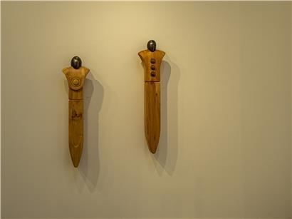 Hölzerne Wächter in der Galerie Schlassgoart: Ausstellung von Pitt Brandenburger
