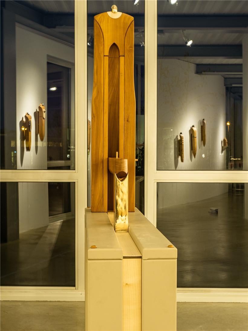 Hölzerne Wächter in der Galerie Schlassgoart: Ausstellung von Pitt Brandenburger 