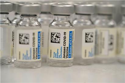 Fläschchen des Corona-Impfstoffs von Johnson & Johnson stehen in der Apotheke eines Krankenhauses in der amerikanischen Stadt Denver
