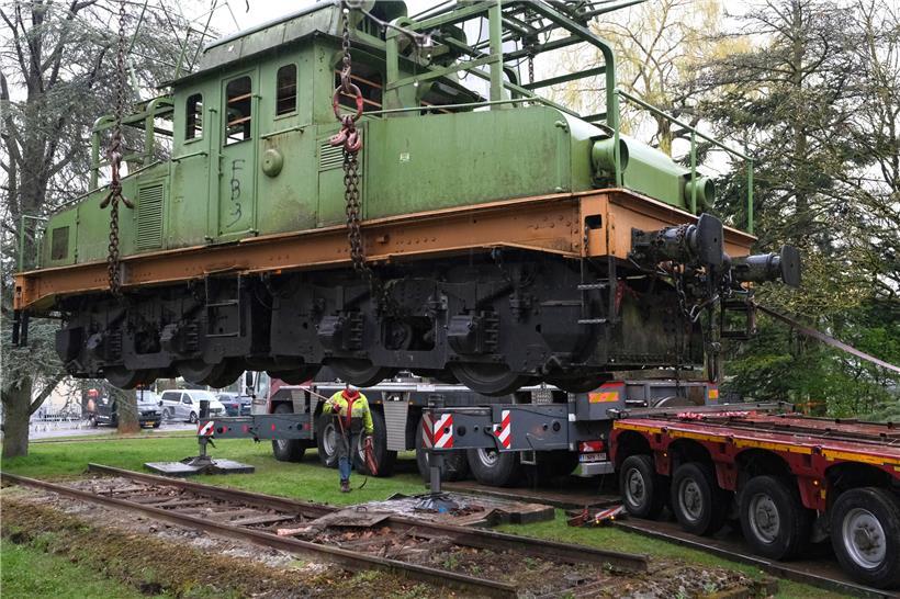 Die Schwertransporte durch Esch haben begonnen: Den Auftakt macht die Elektrolok 