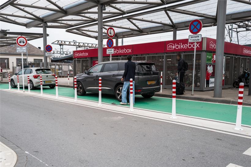 In der neuen „Kiss & Rail“-Zone können Autofahrer ihre Angehörigen absetzen und sich von ihnen verabschieden
