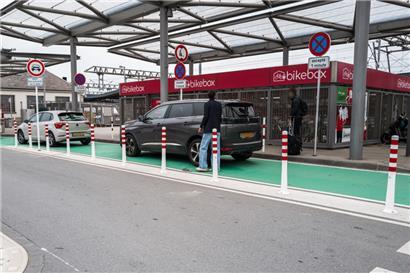 In der neuen „Kiss & Rail“-Zone können Autofahrer ihre Angehörigen absetzen und sich von ihnen verabschieden
