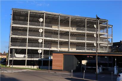 Das Parkhaus „Hippodrom“ ist das erste in Luxemburg, das sowohl über die Indigo- als auch die CFL-Park&Ride-App genutzt werden kann
