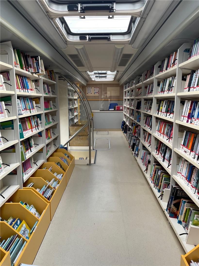 Eine Bibliothek auf Rädern: Ein Besuch im „Bicherbus“ 