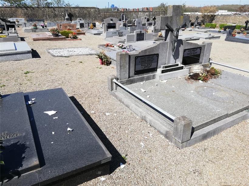 „Das ist einfach nur traurig“ – Geschädigte reagieren auf die Verunstaltung von 100 Gräbern in Oberkorn 