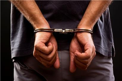 Frau muss nach Familienstreit hospitalisiert werden – drei Diebe am Samstag gefasst