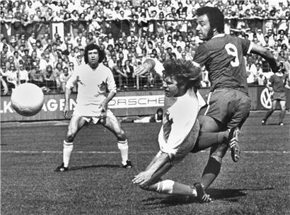 „Halb und halb“: Erster schwarzer deutscher Nationalspieler Kostedde wird 75