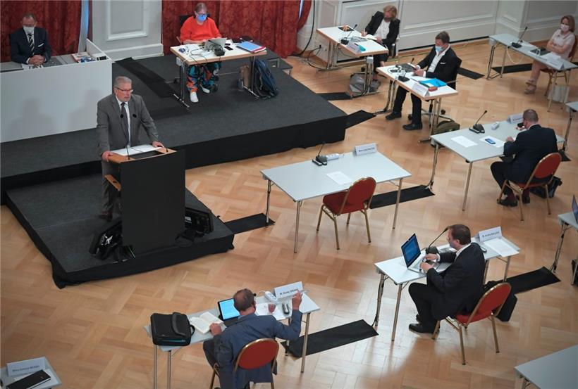 „Das große Experiment“: Parlament beschließt neue Lockerungen – und eine Testpflicht 