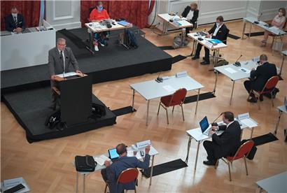 „Das große Experiment“: Parlament beschließt neue Lockerungen – und eine Testpflicht