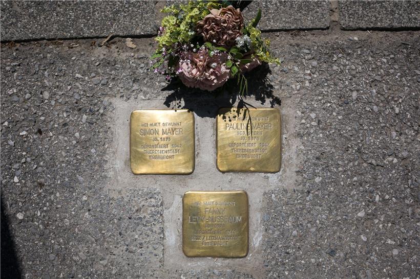 Wider das Vergessen: Sieben neue Stolpersteine verlegt 