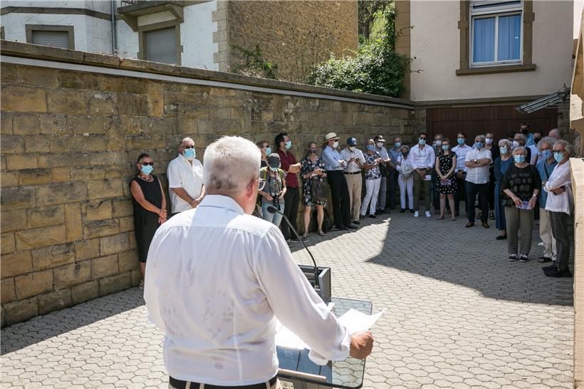 Wider das Vergessen: Sieben neue Stolpersteine verlegt 