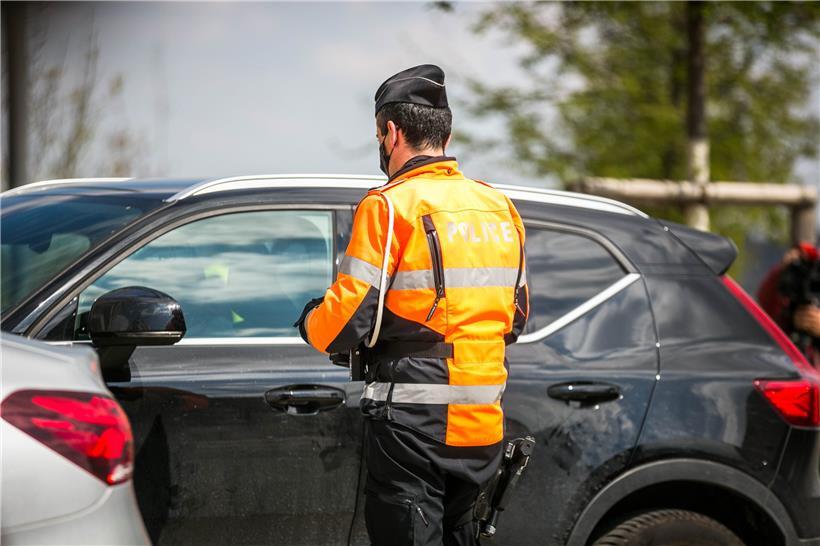 Autofahrer fährt gegen Baum und überschlägt sich – Alkoholtest positiv 
