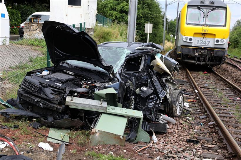 Zug erfasst Auto auf Bahnübergang in Bartringen 