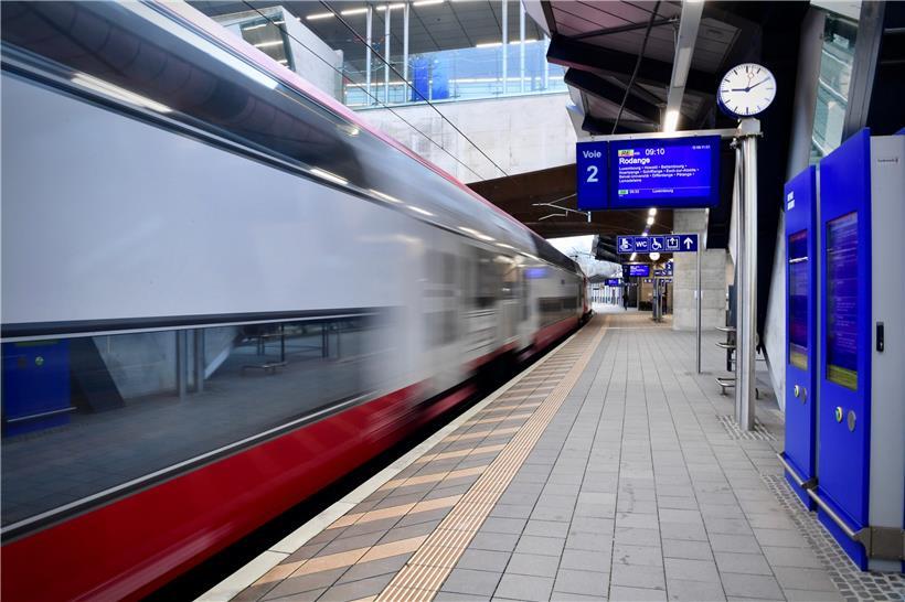 Mann torkelt am Bahnhof und fällt aufs Gleisbett 