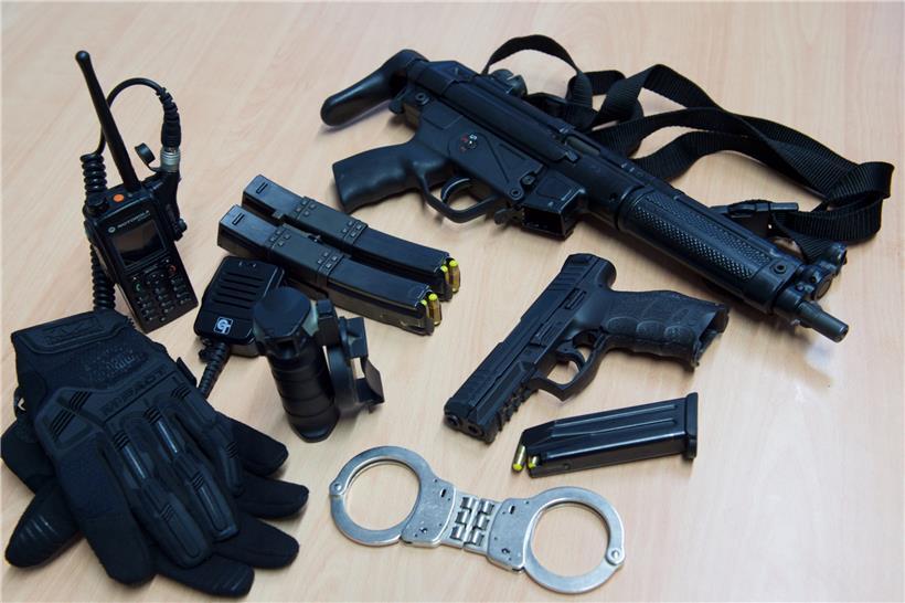 Luxemburger Polizisten tragen die HK SFP9 (Mitte). Die halbautomatische Waffe aus der Schmiede Heckler & Koch ersetzt seit 2017 die Smith & Wesson 686, einen Revolver, der seit den 1980er Jahren zur Grundausstattung gehörte.
