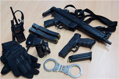 Luxemburger Polizisten tragen die HK SFP9 (Mitte). Die halbautomatische Waffe aus der Schmiede Heckler & Koch ersetzt seit 2017 die Smith & Wesson 686, einen Revolver, der seit den 1980er Jahren zur Grundausstattung gehörte.
