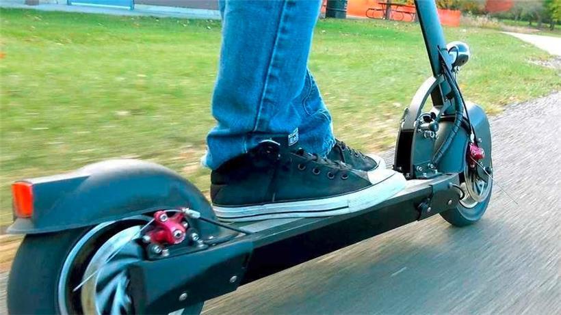 E-Roller-Fahrer wird handgreiflich und bedroht Pkw-Fahrer 