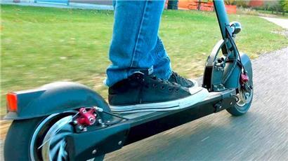 E-Roller-Fahrer wird handgreiflich und bedroht Pkw-Fahrer