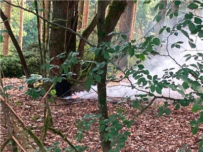 Granate aus dem Zweiten  Weltkrieg setzt Arbeitsmaschine in Wald in Brand