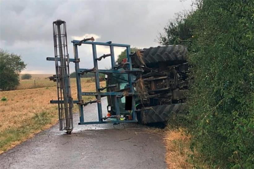 Traktor kippt nach Bremsmanöver um – Polizei sucht Zeugen  