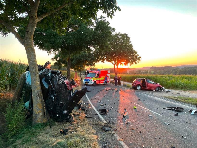 28-jährige Fahrerin stirbt bei Frontalkollision – zweiter Fahrer erleidet schwere Verletzungen 