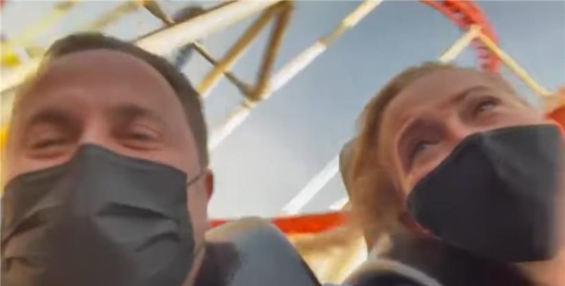 „Oh nee!“ – Xavier Bettel und Paulette Lenert filmen ihren Ritt auf der Glacis-Achterbahn 
