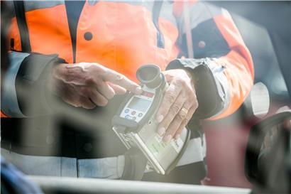 Alkoholisierter Fahrer fährt in Petingen gegen Pfosten und flüchtet