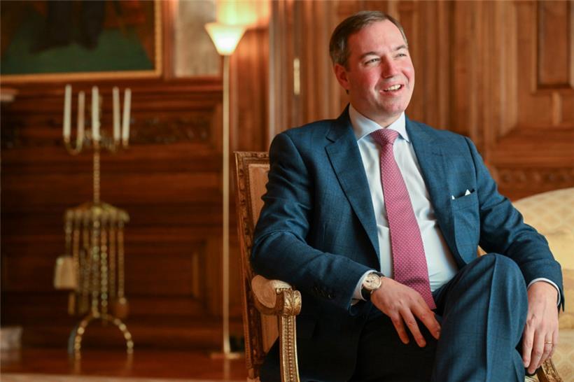 Verfluchter goldener Käfig! – Guy Rewenig über das, was dem armen Thronfolger alles zugemutet wird 