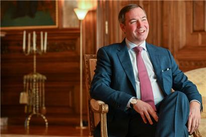 Verfluchter goldener Käfig! – Guy Rewenig über das, was dem armen Thronfolger alles zugemutet wird