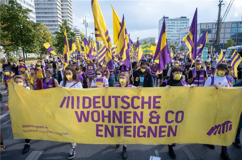 Bei einer Demonstration gegen hohe Mieten in Berlin halten Teilnehmer am 11. September ein Transparent mit der Aufschrift „Deutsche Wohnen & Co enteignen“
