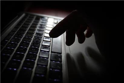 Mann betäubte seine Frau und ließ sie von anderen Männern vergewaltigen