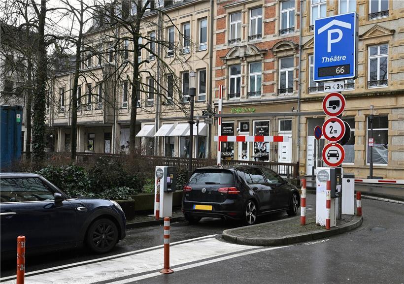 Alkoholisierter Fahrer stößt im Parkhaus gegen Auto und löst Polizeieinsatz aus 