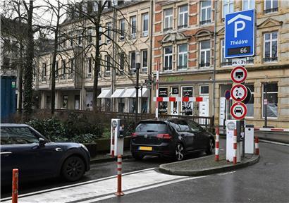 Alkoholisierter Fahrer stößt im Parkhaus gegen Auto und löst Polizeieinsatz aus