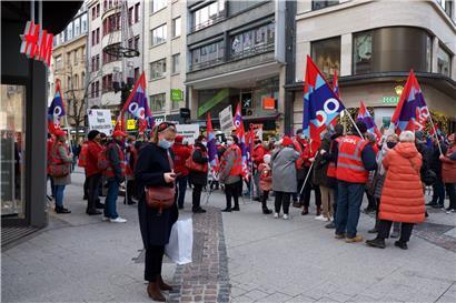 Das Demonstrationsrecht konnte der OGBL verteidigen: Hier eine Kundgebung mit Masken des Syndikats Handel gegen die Unternehmenspolitik von H&M.
