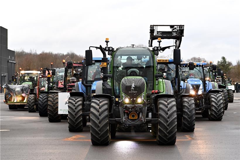 Aktion der Lëtzebuerger Landjugend a Jongbaueren: Mit leuchtenden Traktoren durch Luxemburg 