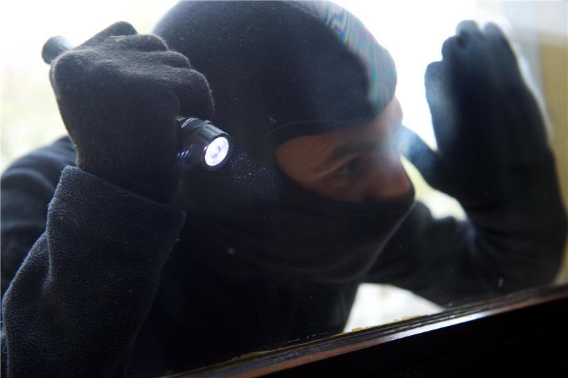Schlafender Einbrecher überführt sich selbst 