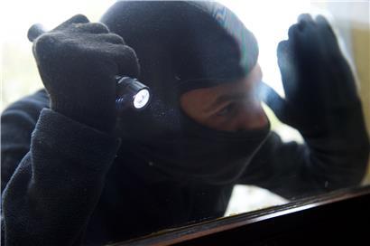 Schlafender Einbrecher überführt sich selbst
