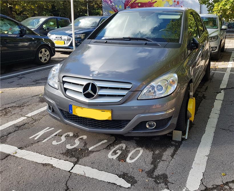 Von wegen „Kiss & Go“: Über das Wochenende standen sechs beschlagnahmte Fahrzeuge auf dem Parkplatz an der Avenue des Terres-Rouges beim Konservatorium. Einige sind dort schon seit Ende September abgestellt. 
