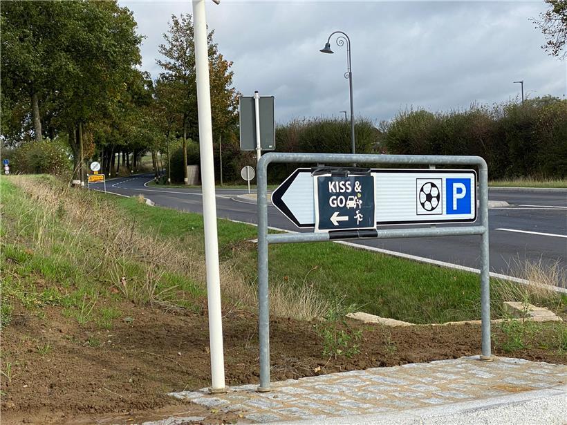 Der „Kiss & Go“-Parkplatz nahe der Kehlener Grundschule. Dort können die Eltern ihre Kinder mit dem Auto abholen oder rauslassen.
