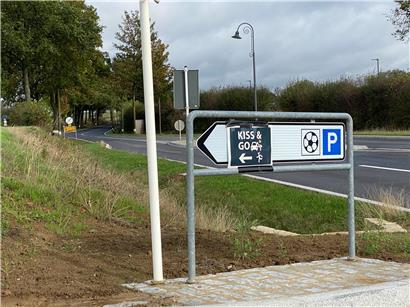 Der „Kiss & Go“-Parkplatz nahe der Kehlener Grundschule. Dort können die Eltern ihre Kinder mit dem Auto abholen oder rauslassen.
