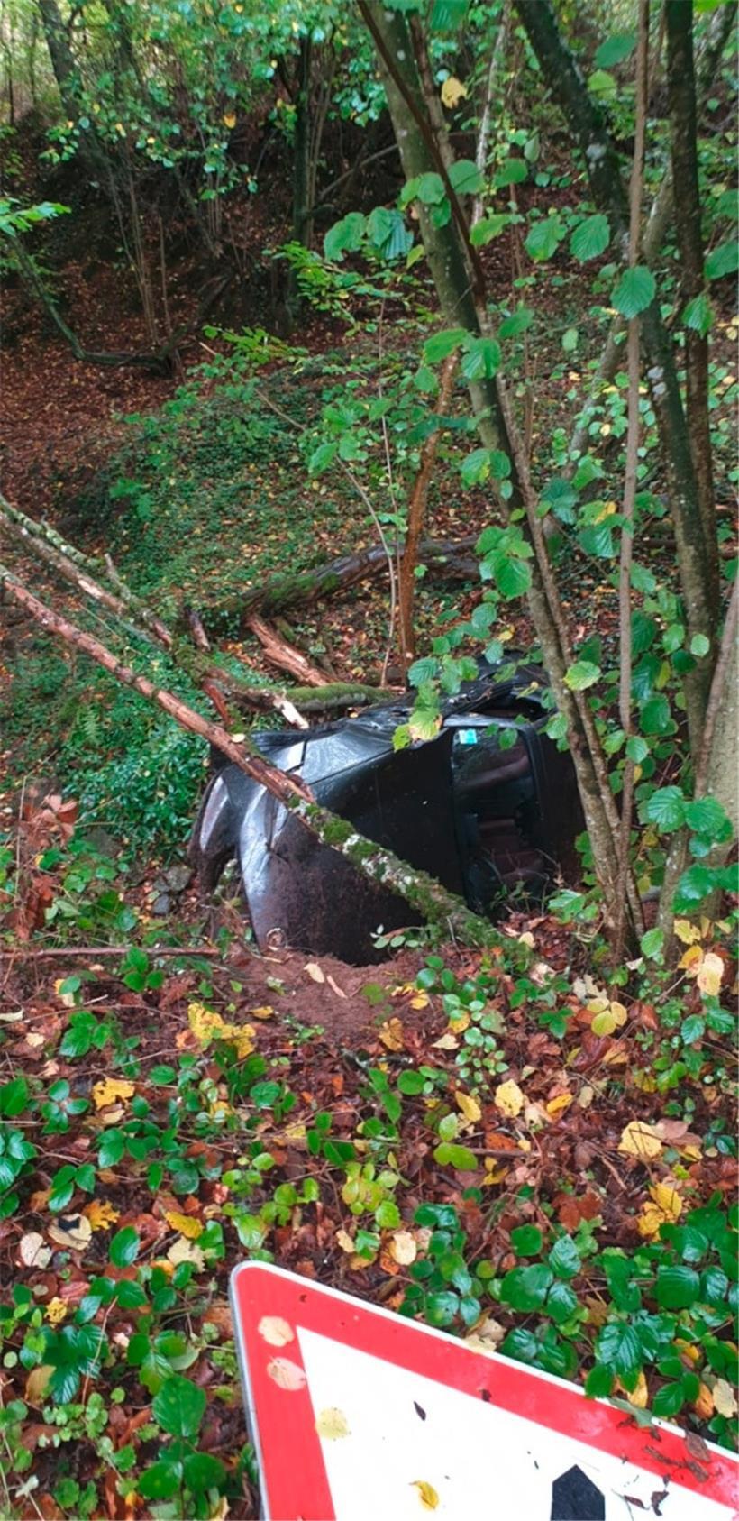 Sechs Meter in die Tiefe: Auto kommt von Straße ab 