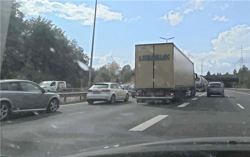 Zwei Laster stoßen im Tunnel zusammen – zehn Kilometer Stau auf der A1 