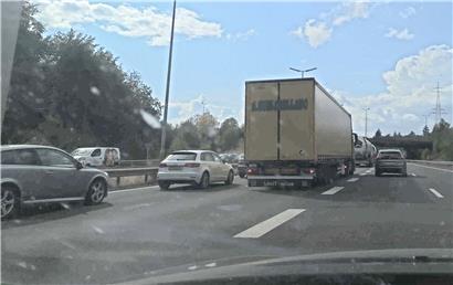 Zwei Laster stoßen im Tunnel zusammen – zehn Kilometer Stau auf der A1