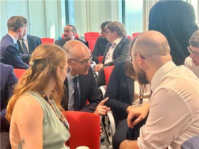 Rund 150 Luxemburger Studenten diskutieren in Straßburg mit Politikern über Pensionen und Kaufkraft