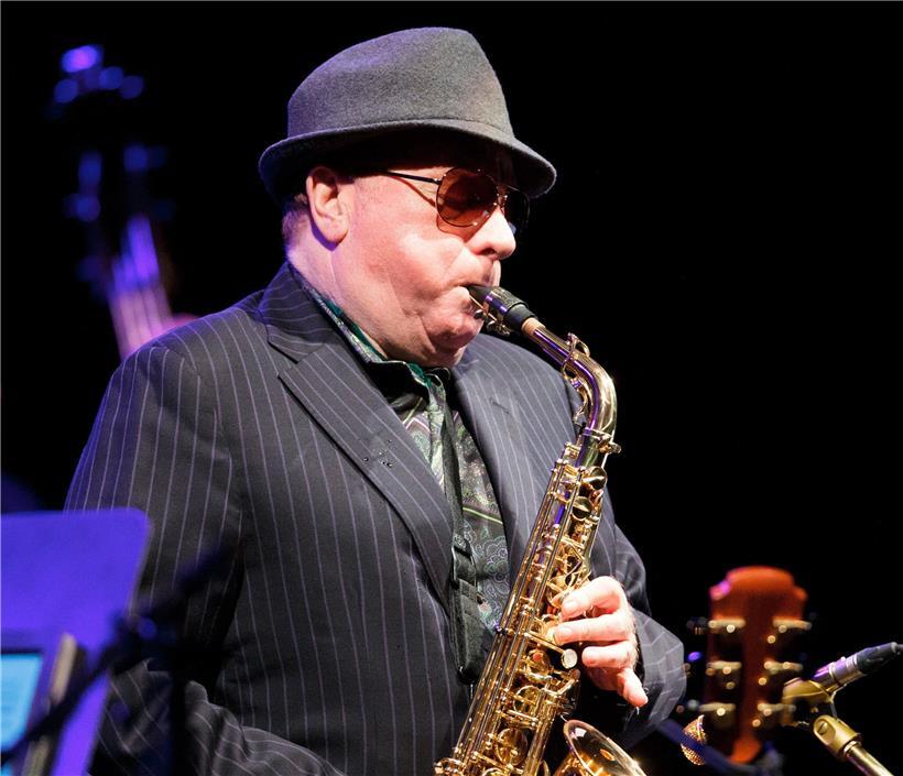 Van Morrison, nordirischer Musiker, spielt bei einem Konzert auf dem Saxofon. Am heutigen 31. August wird der Soul- und R&B-Sänger 75. Jahre alt.
