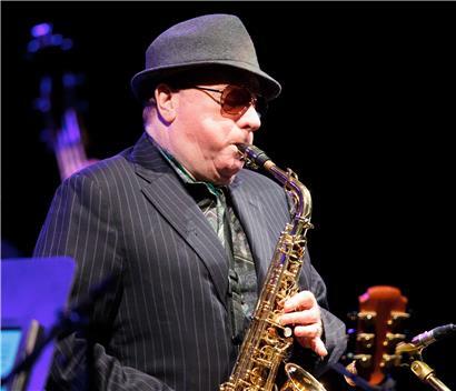 Van Morrison, nordirischer Musiker, spielt bei einem Konzert auf dem Saxofon. Am heutigen 31. August wird der Soul- und R&B-Sänger 75. Jahre alt.
