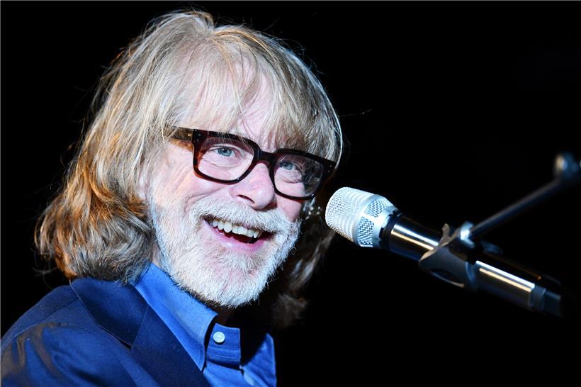 Mit 65 Jahren ist Helge Schneider auf Tour mit seinem jüngsten Sohn 