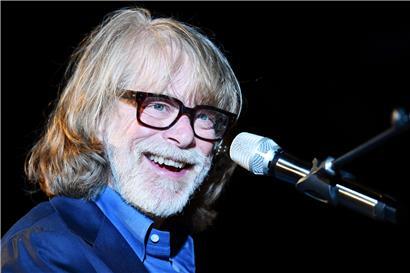 Mit 65 Jahren ist Helge Schneider auf Tour mit seinem jüngsten Sohn