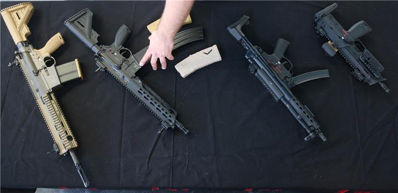 Verkaufsschlager von Heckler & Koch auf einem Messe-Tisch. Von links nach rechts das Sturmgewehr HK 417, das Sturmgewehr G38, die Maschinenpistole MP5 und die Maschinenpistole MP7
