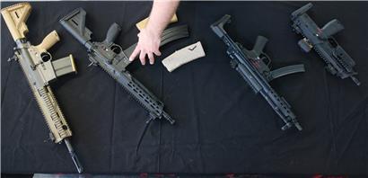 Verkaufsschlager von Heckler & Koch auf einem Messe-Tisch. Von links nach rechts das Sturmgewehr HK 417, das Sturmgewehr G38, die Maschinenpistole MP5 und die Maschinenpistole MP7
